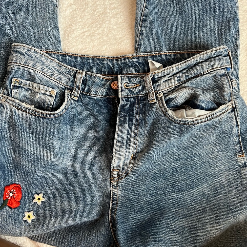 EMBROIDERED FLARE JEANS